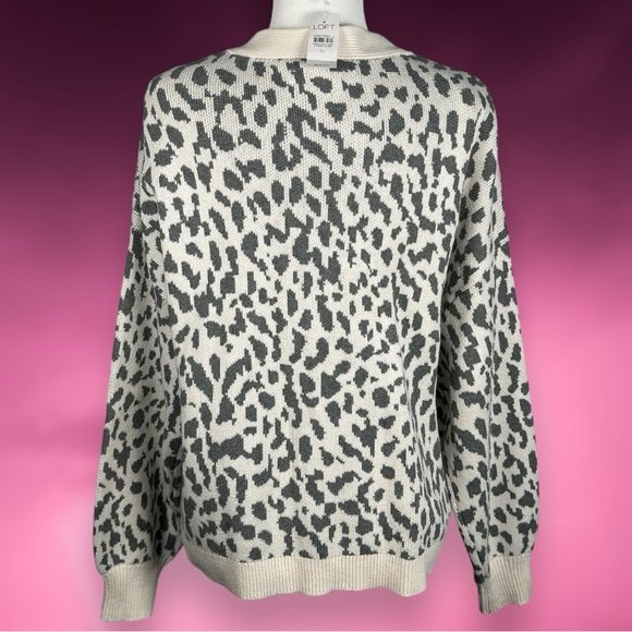 NWT LOFT Cropped Leopard Animal Knit V-Neck Cotton Gray Cream Button Cardigan XL - Picture 6 of 9